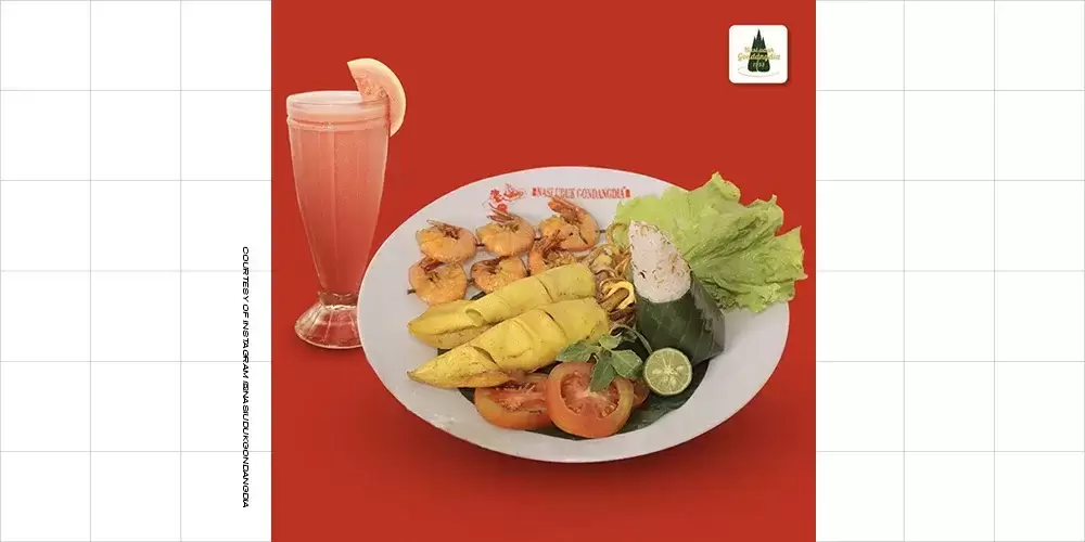 sepiring nasi uduk dengan jus